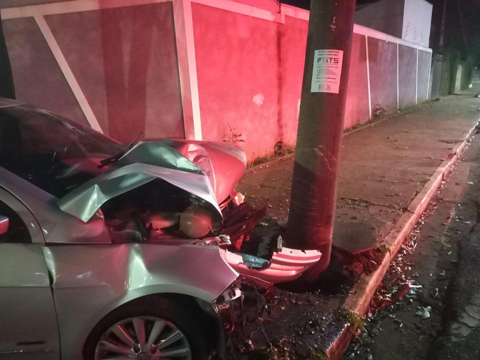 Foto 4 de 11 — Motorista bate violentamente contra poste em Araraquara
